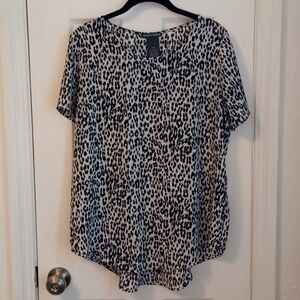 Chelsea & Theodore snow leopard print short sleeve blouse, women's size Large